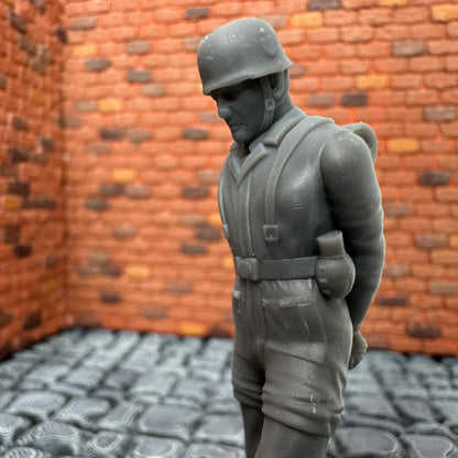 WW2 German Paratrooper POW Walking Toy Soldier 1/32 Scale Wargaming Figure
