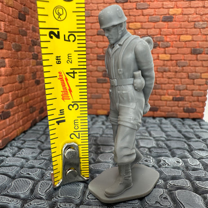 WW2 German Paratrooper POW Walking Toy Soldier 1/32 Scale Wargaming Figure